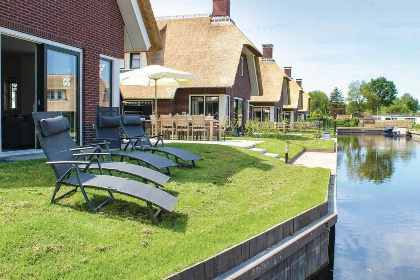 011 Huisdiervriendelijke luxe villa met sauna aan De Friese Meren