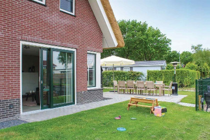 006 Kindvriendelijke villa voor 10 personen aan het water in Friesland