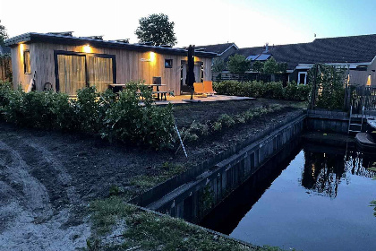 010 Prachtig 4 persoons chalet aan het water gelegen in Friesland