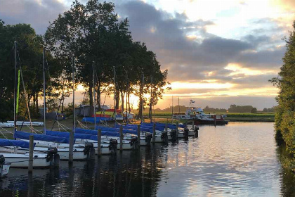 022 Prachtig 4 persoons chalet aan het water gelegen in Friesland