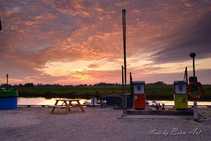 024 Prachtig 4 persoons chalet aan het water gelegen in Friesland