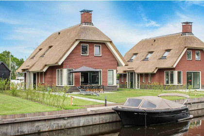 009 Ruime villa voor 6 personen aan het water in Friesland