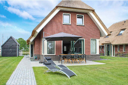 015 Ruime villa voor 6 personen aan het water in Friesland