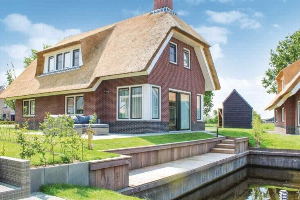 Ruime villa voor 8 personen aan het water in Friesland