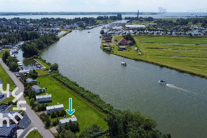 004 4 persoons chalet in Lemmer met buiten open haard en vrij uitzicht over het water