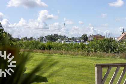 008 4 persoons chalet in Lemmer met buiten open haard en vrij uitzicht over het water