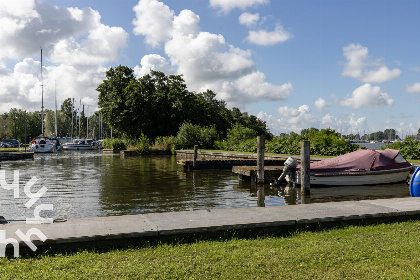 011 4 persoons chalet in Lemmer met buiten open haard en vrij uitzicht over het water