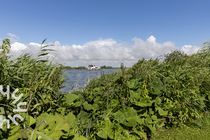 023 4 persoons chalet in Lemmer met buiten open haard en vrij uitzicht over het water