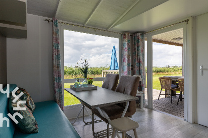 010 Comfortabel 4 persoons chalet in Lemmer met uitzicht over het water