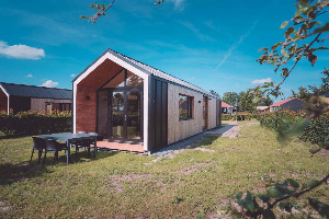 Knus 16 persoons groepsblokhut met 4 tiny houses nabij Lemmer