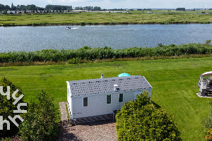 Ruim gelegen 4 persoons chalet aan het water, nabij de jachthaven van Lemmer