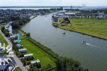 020 Ruim gelegen 4 persoons chalet aan het water, nabij de jachthaven van Lemmer