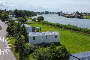 Ruim gelegen 6 persoons chalet aan het water, nabij de jachthaven van Lemmer