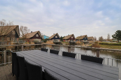003 Luxe 8 persoons Vissersvilla op Beach Resort Makkum aan het IJsselmeer