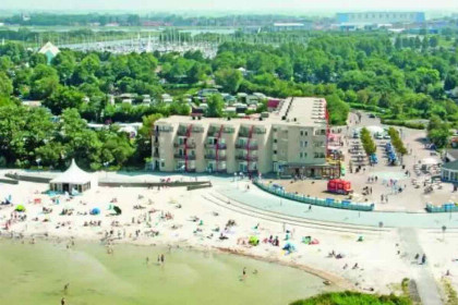 011 Luxe 8 persoons Vissersvilla op Beach Resort Makkum aan het IJsselmeer