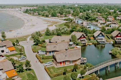 023 Luxe 8 persoons Vissersvilla op Beach Resort Makkum aan het IJsselmeer