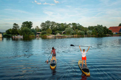 004 4 persoons vakantiehuis met steiger aan het water in Pean buiten, Friesland