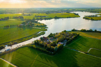 009 4 persoons vakantiehuis met steiger aan het water in Pean buiten, Friesland