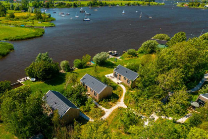 011 4 persoons vakantiehuis met steiger aan het water in Pean buiten, Friesland