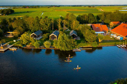 012 4 persoons vakantiehuis met steiger aan het water in Pean buiten, Friesland