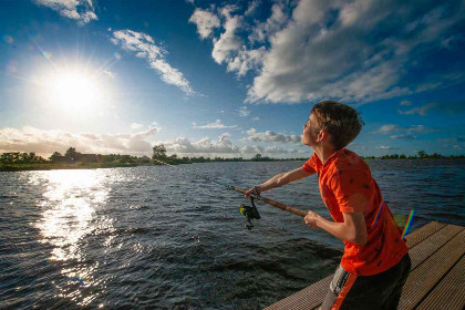 016 4 persoons vakantiehuis met steiger aan het water in Pean buiten, Friesland