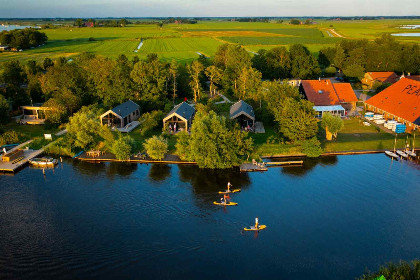 001 6 Persoons chalet direct aan het water gelegen op een vakantiepark in Friesland