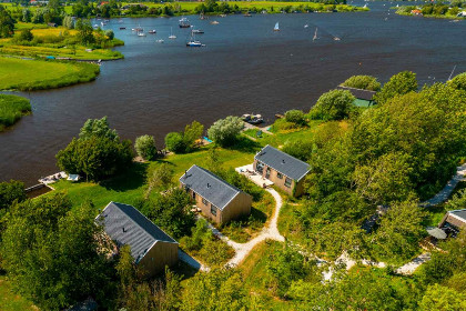 004 6 Persoons chalet direct aan het water gelegen op een vakantiepark in Friesland