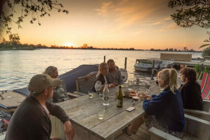 007 6 Persoons chalet direct aan het water gelegen op een vakantiepark in Friesland