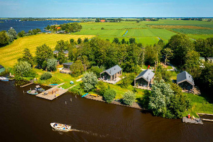 011 6 Persoons chalet direct aan het water gelegen op een vakantiepark in Friesland