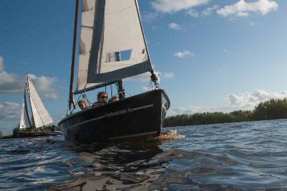 018 6 Persoons chalet direct aan het water gelegen op een vakantiepark in Friesland