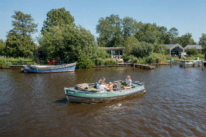 023 6 Persoons chalet direct aan het water gelegen op een vakantiepark in Friesland