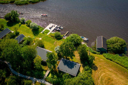 002 Prachtig 4 persoons waterlodge aan het water gelegen in Friesland