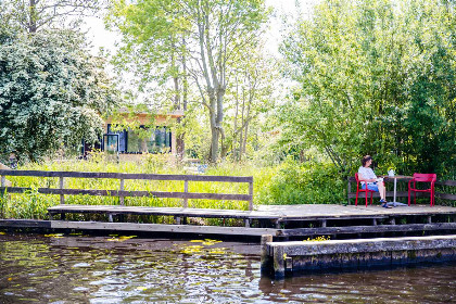 004 Prachtig 4 persoons waterlodge aan het water gelegen in Friesland