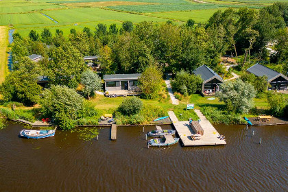 011 Prachtig 4 persoons waterlodge aan het water gelegen in Friesland