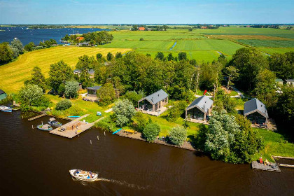 013 Prachtig 4 persoons waterlodge aan het water gelegen in Friesland