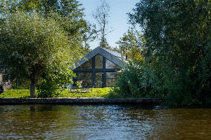 Prachtig 6 persoons chalet aan het water gelegen in Friesland