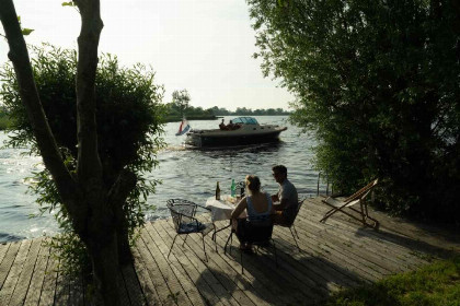 001 Prachtig 6 persoons chalet aan het water gelegen in Friesland