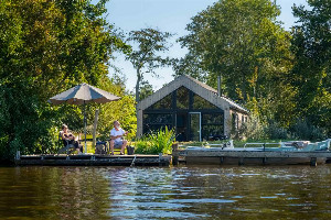 Prachtig 6 persoons waterlodge aan het water gelegen in Friesland