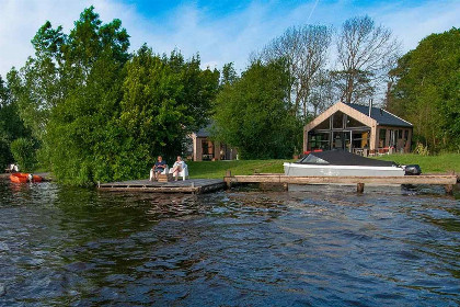 007 Prachtig 6 persoons waterlodge aan het water gelegen in Friesland