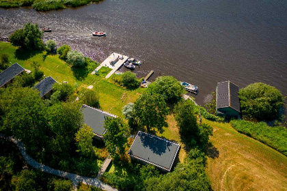 001 4 persoons vakantiehuis met steiger aan het water in Pean buiten, Friesland