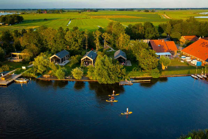 017 6 Persoons chalet direct aan het water gelegen op een vakantiepark in Friesland