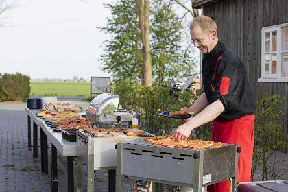 007 63 persoons groepsaccommodatie aan het water in Friesland met zeilboten en activiteiten