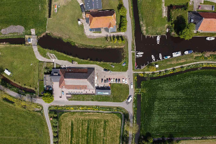 012 63 persoons groepsaccommodatie aan het water in Friesland met zeilboten en activiteiten