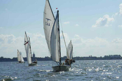 024 63 persoons groepsaccommodatie aan het water in Friesland met zeilboten en activiteiten