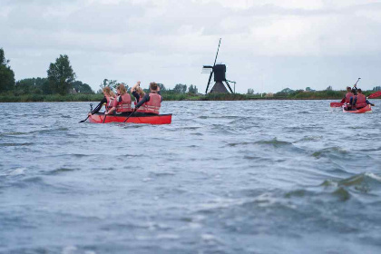 031 63 persoons groepsaccommodatie aan het water in Friesland met zeilboten en activiteiten