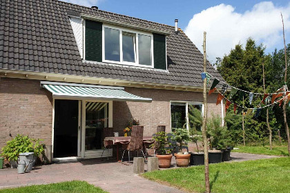 010 Prachtige 7 persoons woonboerderij met grote tuin en vrij uitzicht in Friesland