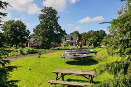 016 Prachtige 7 persoons woonboerderij met grote tuin en vrij uitzicht in Friesland