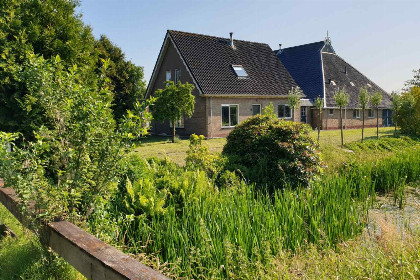 054 Prachtige 7 persoons woonboerderij met grote tuin en vrij uitzicht in Friesland