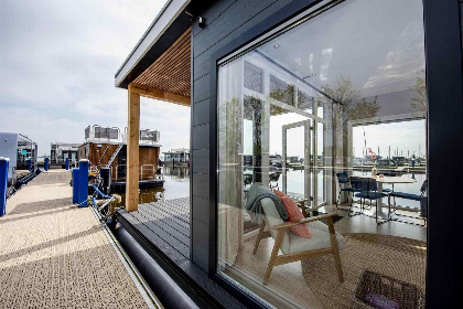 002 Gezellig 4 persoons houseboat in Friesland