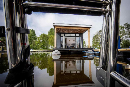 030 Gezellig 4 persoons houseboat in Friesland